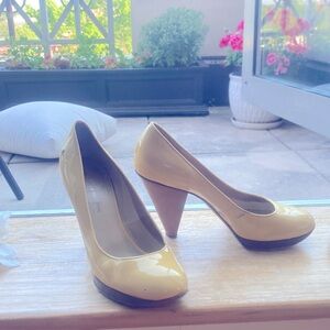 Costume National cream patent leather pumps. US size 8. Made in Italy.